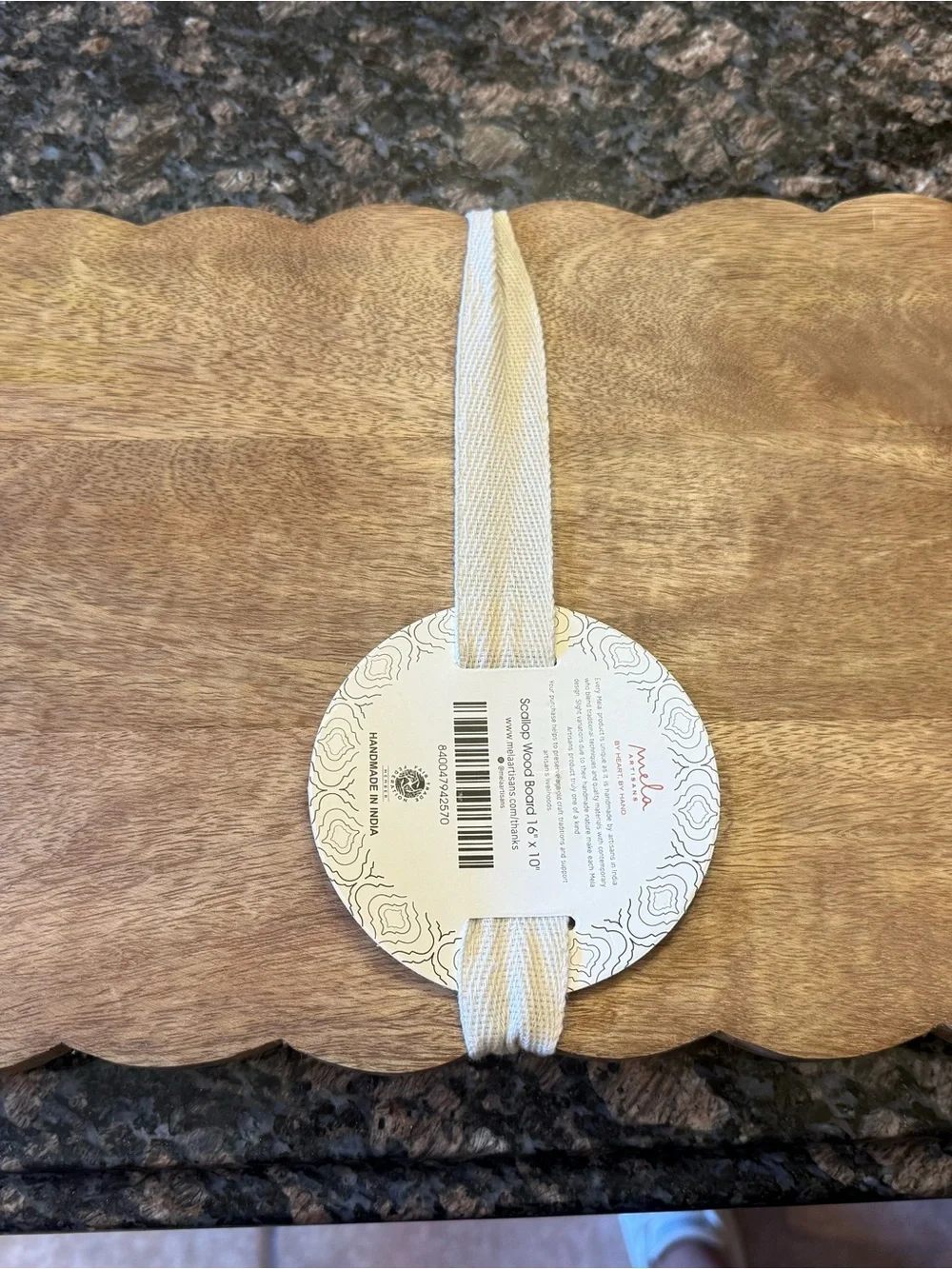 Scalloped cutting board